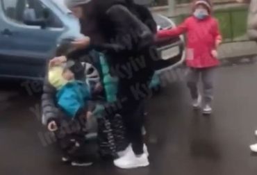 В Киеве матери с маленьким ребёнком "зарядили" по лицу