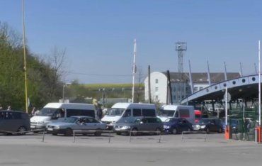 В Закарпатье границы с Венгрией и Словакией переполнены машинами 