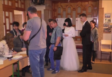 В Закарпатье новоиспеченная семья показала яркий пример на выборах 
