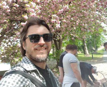 Сергей Притула впервые увидел цветение сакуры в Закарпатье 