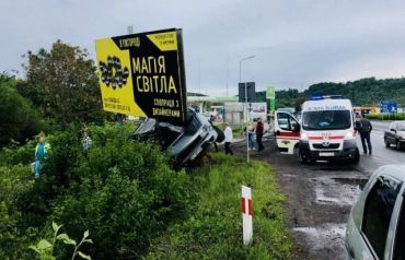 На Закарпатье легковушка на скорости снесла в билборд 