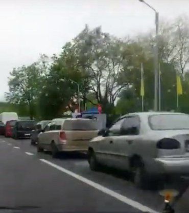 В Закарпатье на границе с ЕС стоят сотни водителей 