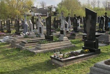 В Закарпатье полиция разыскивает человека, который испоганил десять могил 