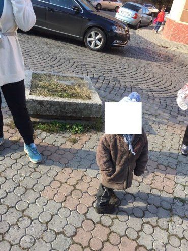 В центре Мукачево самостоятельно гулял маленький ребёнок 