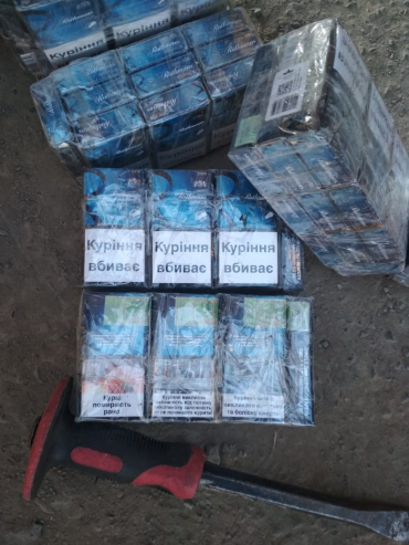 В Закарпатье молодой водитель креативно спрятал сигареты от пограничников 