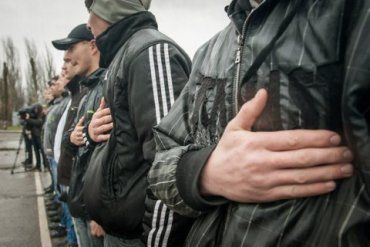 Били ногами и руками: Во Львове призывник "спустил" соседей на сотрудника военкома 