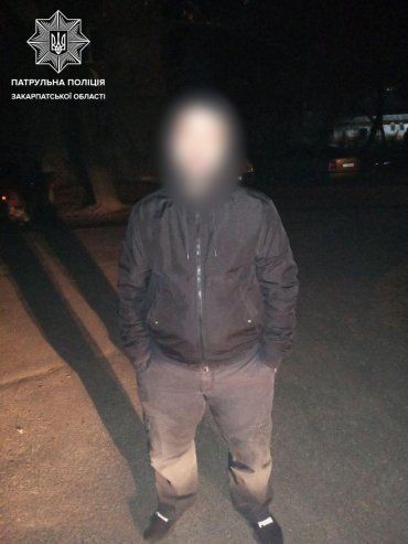 Заметно нервничал: В Мукачево странный парень на улице не давал покоя полицейским