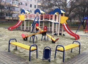 В Мукачево на детской площадке странный чемодан поднял всех на уши 