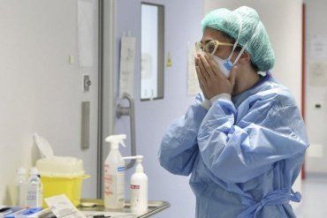 Кинули копейки: Циничное кидалово по доплатам врачам-инфекционистам в Закарпатье