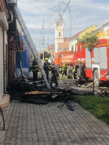 Сильнейший пожар в центре Мукачево разгорелся посреди самой ночи