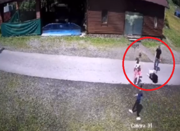 Журналисты заполучили видео, которое зафиксировало как взрослый урод с кулака бьет маленькую девочку на курорте в Закарпатье