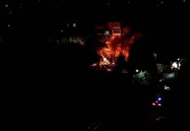 В Мукачево ночь осветил сильный пожар между домами 