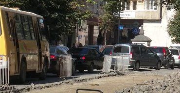 Ссорятся как ненормальные: В самом центре Мукачево творится сплошной хаос