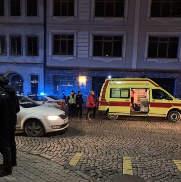 "Нет! Пустите!": В Мукачево молодого парня силой удерживали от самоубийства