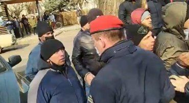 Крики, полиция и задержанные: В Ужгороде возле суда массовый протест из-за Павлова