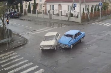 Закарпаття. Після зіткнення двох "ВАЗів" з одного з авто винесли дитину у Виноградові