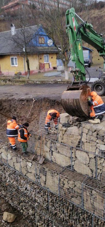 В Закарпатье взялись за ремонт дороги, которая будто бы пережила войну