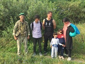 На кордоні Закарпаття з Угорщиною затримали групу незаконних мігрантів та переправників-українців