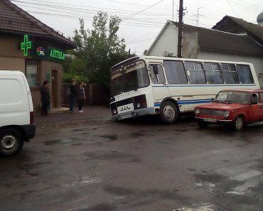 В Закарпатье часть маршрутки "поглотил" невероятно "качественный" ремонт дороги