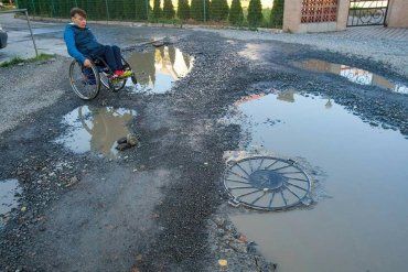 Дівчина на візку показала, як пересувається вулицями Ужгорода