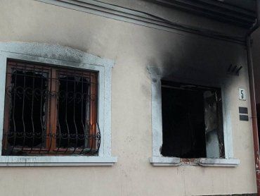 В Ужгороде снова подожгли здание офиса Общества венгерской культуры Закарпатья