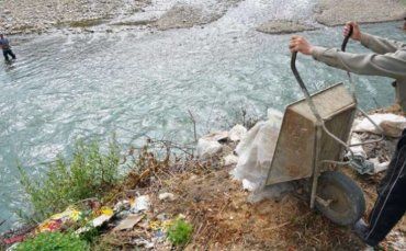 Закарпаття. На Воловеччині через відсутність вивозу відходів річки потопають у смітті