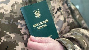 С нового года официально трудоустроится украинцы могут только через военкомат