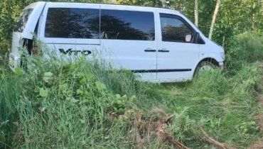 Женщина на Mercedes вылетела в кювет и врезалась в дерево в Закарпатье