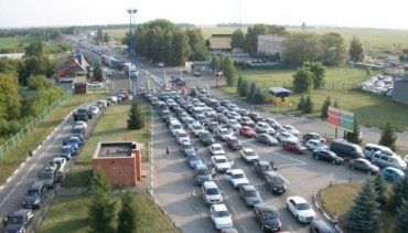 Прикордонники Закарпаття повідомляють про 300 автомобілів у 2-х пунктах пропуску на кордонах із Угорщиною та Словаччиною
