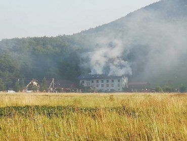 В Закарпатье огонь охватил туристическую базу 