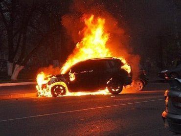 Позашляховик "Toyota" згорів ущент у нічному Ужгороді