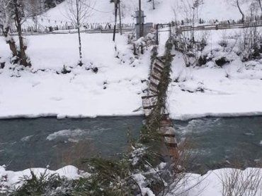 ЧП в Закарпатье: В горах обвалился подвесной мост, на котором был ребёнок 