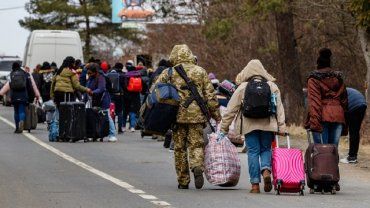 Бесплатный трансфер и жилье: Беженцам в Ужгороде помогут выехать в ЕС