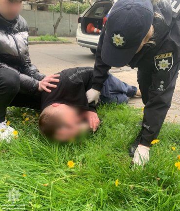 Лежал на лужайке: В Ужгороде патрульные помогли мужчине в отключке