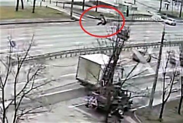 Впечатляющее ДТП в Днепре: От удара грузовика коммунальщики повылетали с автовышки