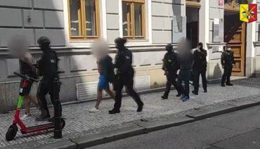 В Праге восемь пьяных иностранцев напали на таксиста и обокрали его