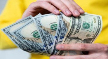 Банкам разрешили продавать украинцам наличную иностранную валюту 