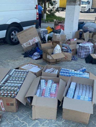 Прихватил 6 ящиков сигарет: В Закарпатье на границе поймали контрабандиста 