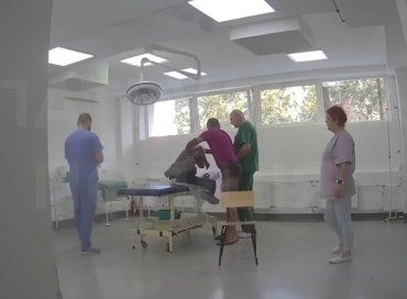 В Ужгороде патрульные помогли мужчине с разбитой головой