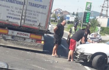 ДТП в Закарпатье: Водитель легковушки авто не справился с управлением и врезался в грузовик