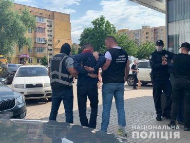В Закарпатье сотрудники Интерпола и оперативники полиции поймали мошенника, находившегося в международном розыске