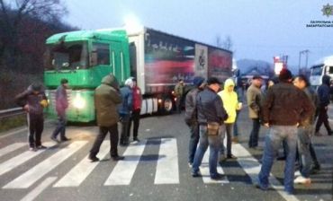 На Закарпатті активісти знову перекривають міжнародну трасу Київ-Чоп