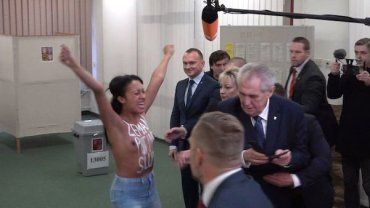 На президента Чехии напала полуголая негритянка - гражданка Украины 