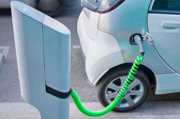 Зеленые номера, дорожные знаки и требования к паркоместам: Президент Зеленский одобрил закон о электрокарах 