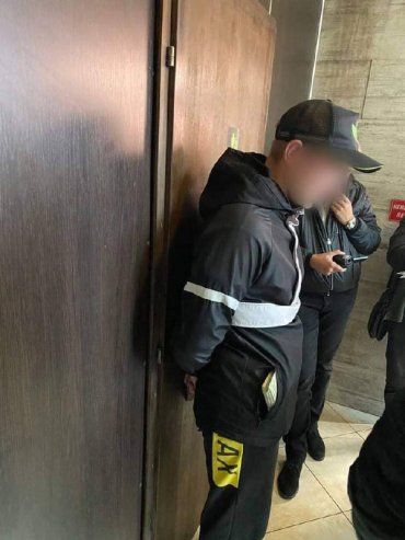 18 тысяч долларов взятки: В Закарпатье продажного пограничника арестовали прямо в туалете кафе