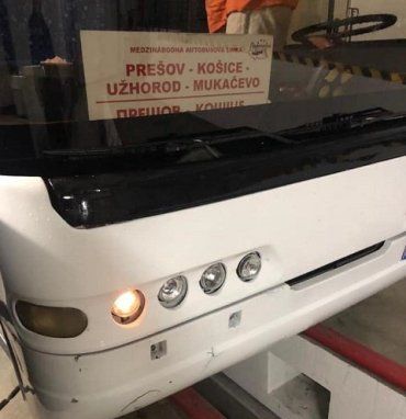 На КПП Ужгород в рейсовом автобусе Прешов - Мукачево обнаружили 4 тайника с контрабандой 