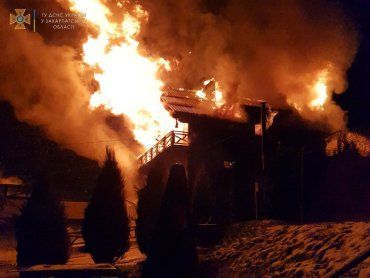 Масштабный пожар в популярной гостинице на Закарпатье: Появилось больше кадров с места происшествия 