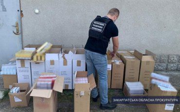 У Берегово спецпризначенці "взяли" склад із контрабандними цигарками, готовими до "відправки" до Євросоюзу
