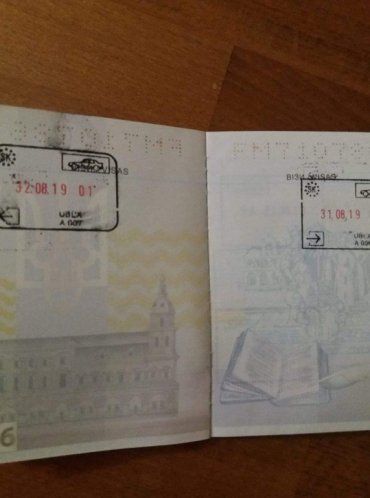 В соцсети показали, как пограничники поставили штамп в паспорте с датой 32 августа 