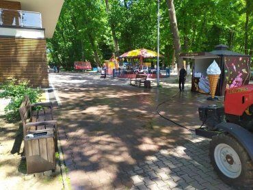 Лето на носу: В Ужгороде прошла «генеральная» уборка парков
